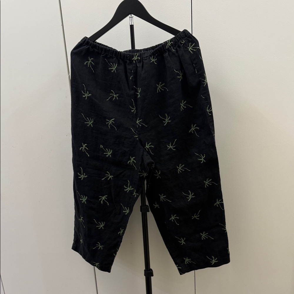 Dressbarn Black Capris with Leaf Motif